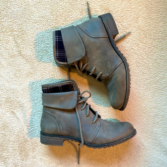 Size 8 Boots - Picture 1 of 2